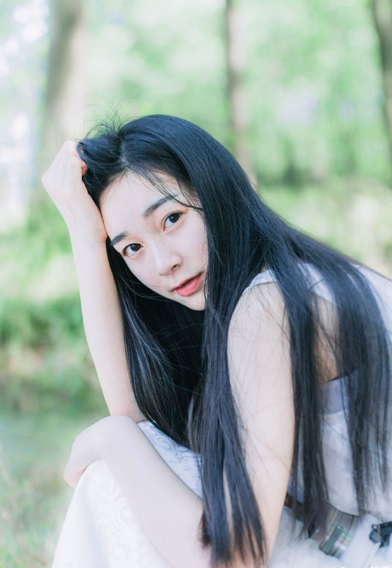 就这么望著吧，直到把浮世望成眼睫上的尘埃。如果，子夜想醉，有什么比叹息更畅怀的?子夜想歌，有什么比忘川之水更能断愁?——三毛